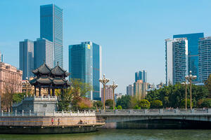 DÍA 4 – LLEGADA A HONG KONG Y CONEXIÓN A CHENGDU – 17 DE SEPTIEMBRE